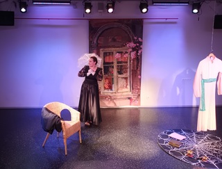 „ROŽINĖ SUKNELĖ SU ŽALIŲ DIRŽU“ N16 (Latvija) | Monospektalių  festivalis “Atspindys”