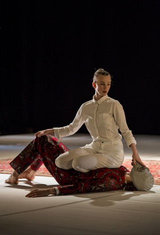 FESTIVALIS „VIRUS‘26“. KAUNO ŠOKIO TEATRO „AURA“ SPEKTAKLIS „DEGINANTI TRINTIS“